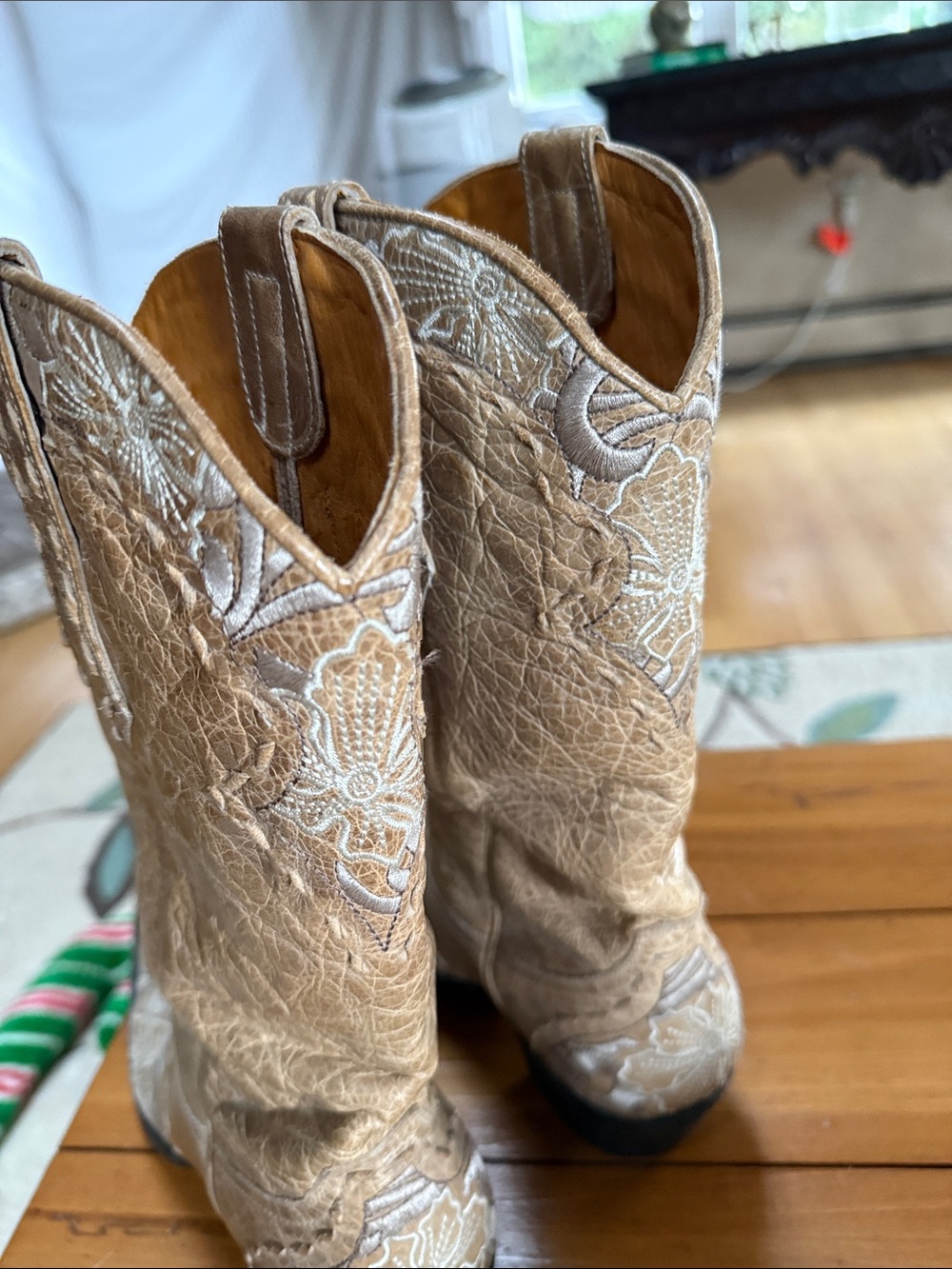 Old Gringo Tan Embroidered Leather Cowboy Boots - Picture 10 of 10